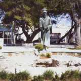 Nello slargo si staglia anche una statua dedicata al poverello d'Assisi, che secondo antichi racconti sarebbe passato di qui nel 1220 durante il pellegrinaggio in Terrasanta